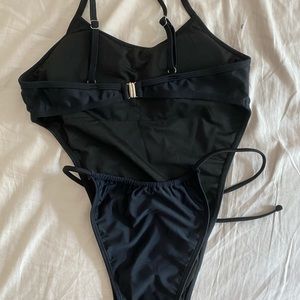 BLACK ONE PIECE SWIMSUIT